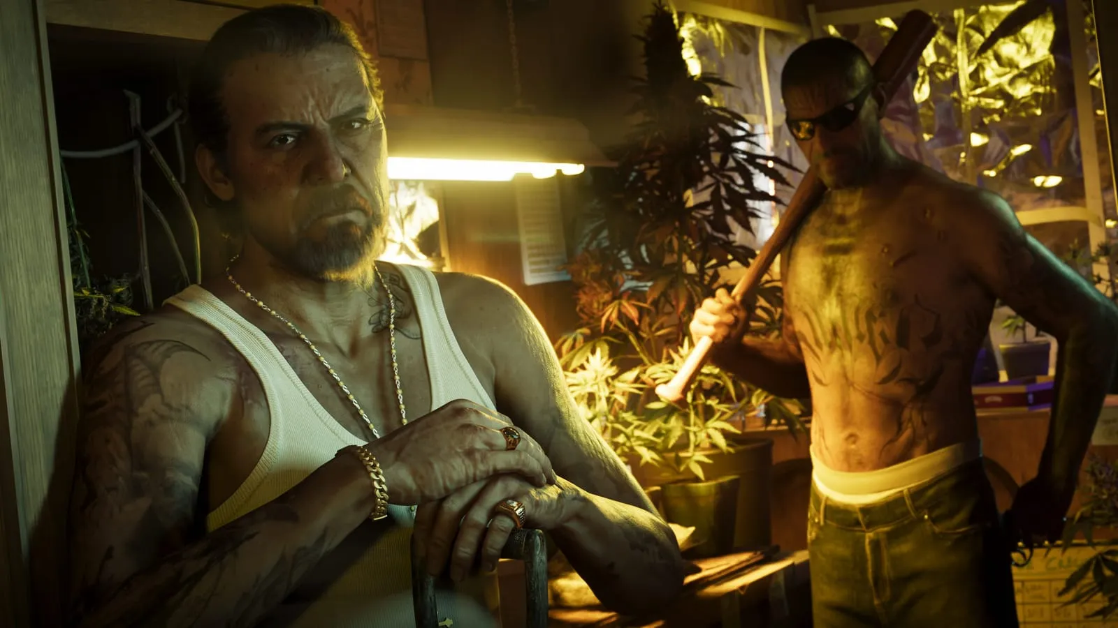 Deux hommes tatoués posent dans une culture de cannabis sous lampes, l'un tenant une batte de baseball