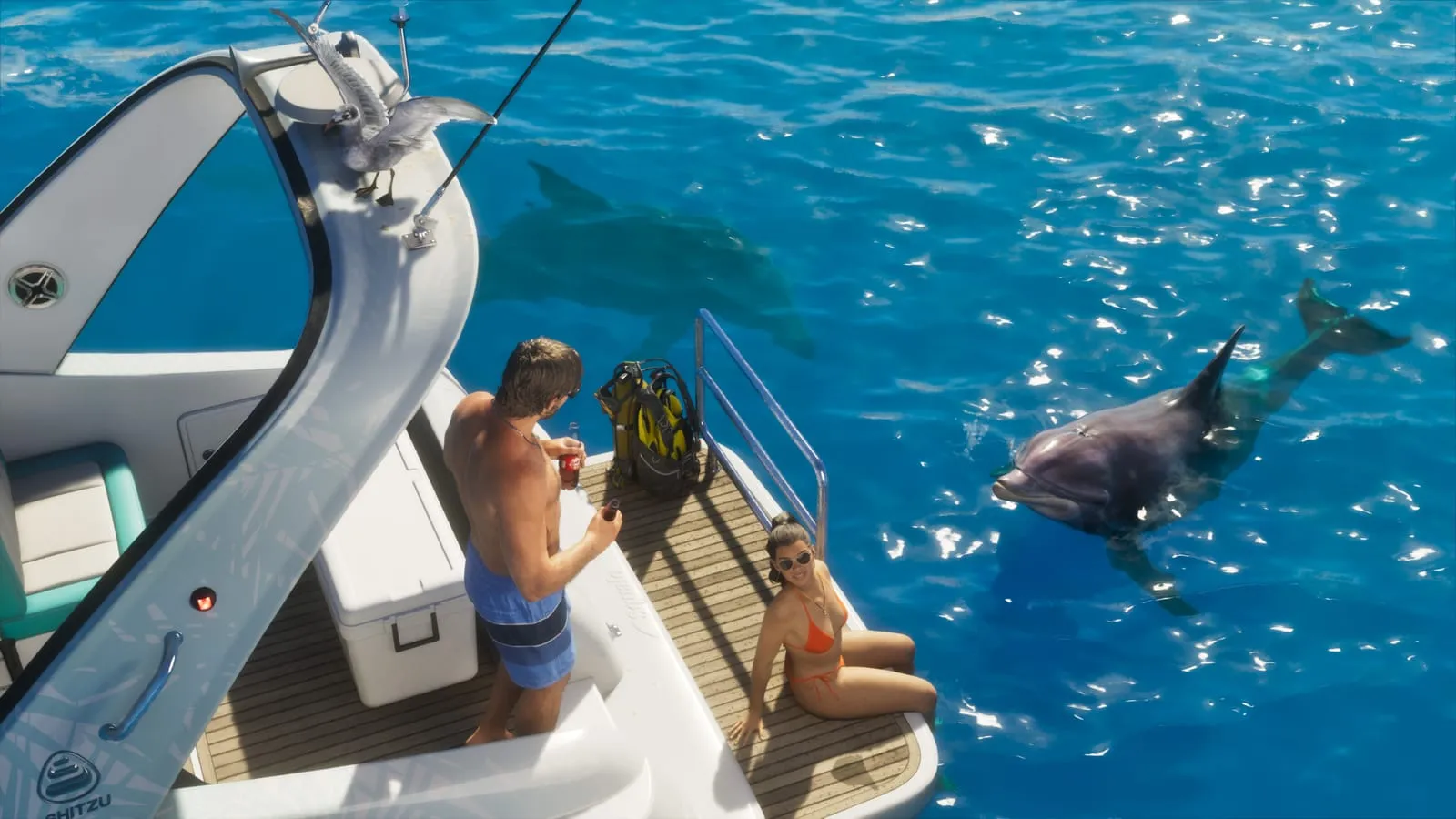 Deux baigneurs sur la plateforme arrière d'un bateau observant un dauphin dans une mer turquoise