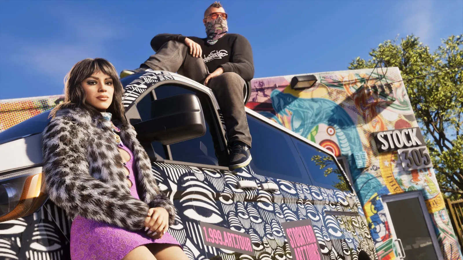 Van couvert de graffitis devant une façade peinte, femme en manteau léopard et homme assis sur le toit