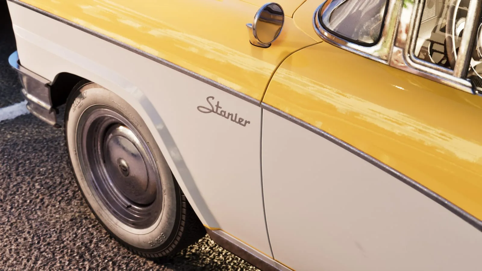 Détail de l'aile d'une berline vintage jaune, monogramme Stanier et pneu à flanc blanc